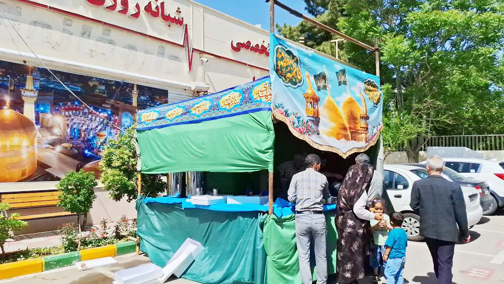 برپایی موکب و توزیع شیرینی در بین مراجعه‌کنندگان مرکز درمانی آل محمد (ص)